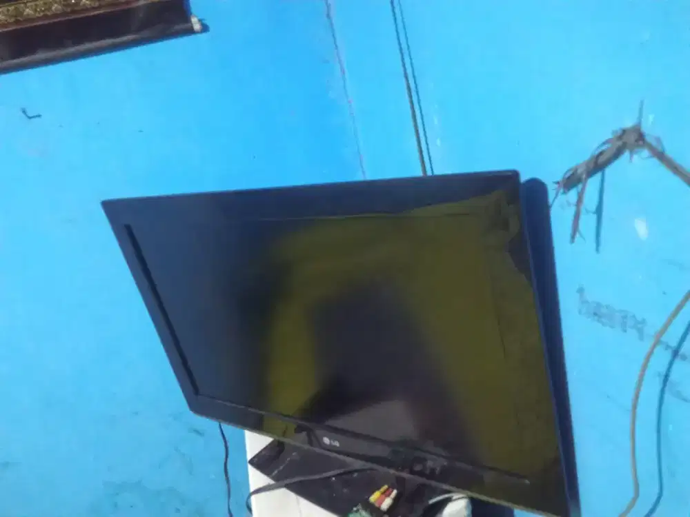 Lcd tv 32inc merk LG tinggal colok setbox aj
