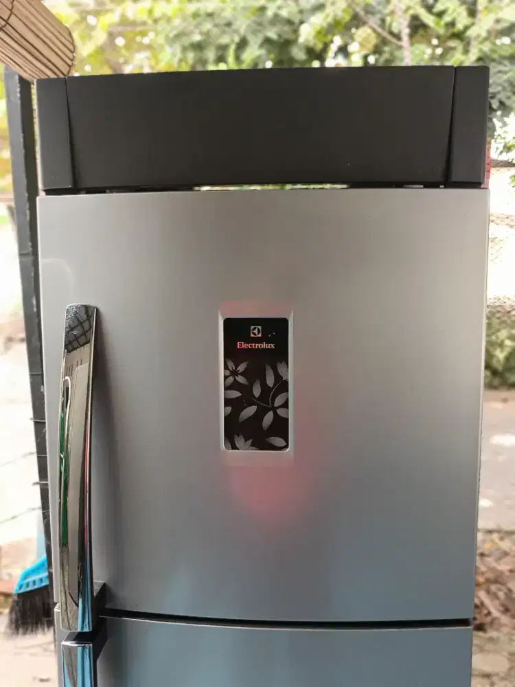 Dijual kulkas electroluc 2 pintu