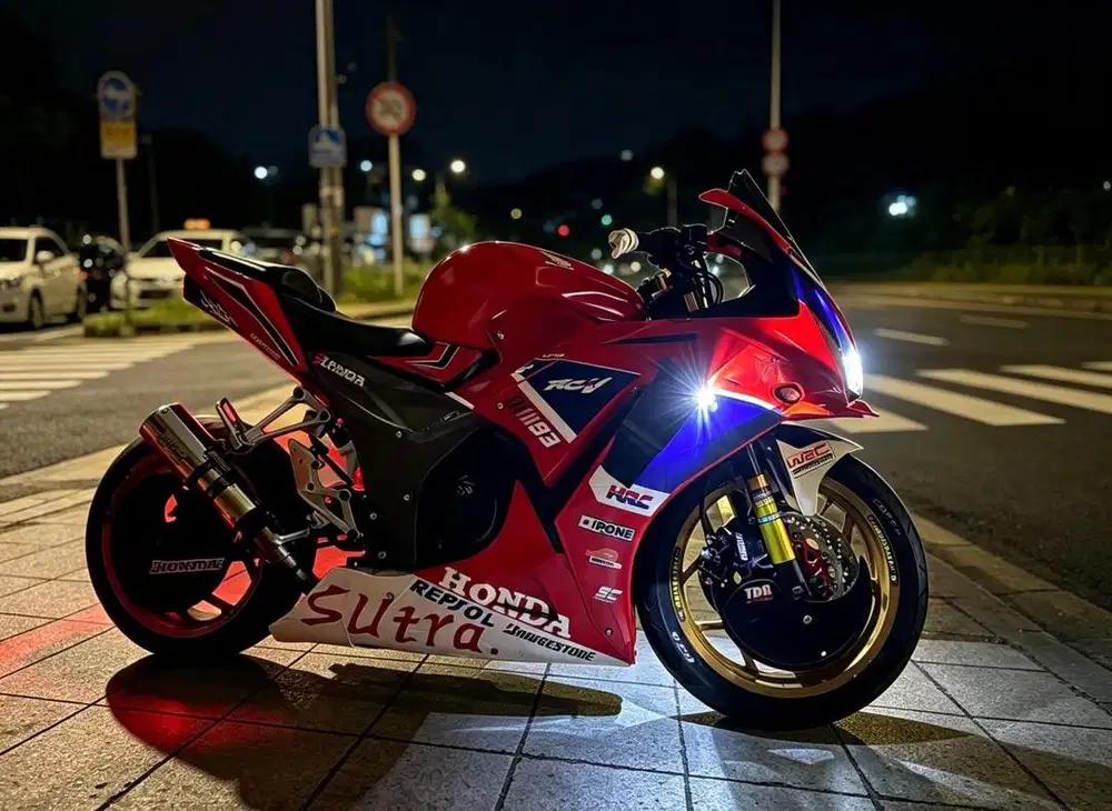 CBR 150 modif moge look. Body& arm pakai fiber. Jual santai aja