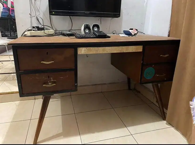 Meja tulis kayu