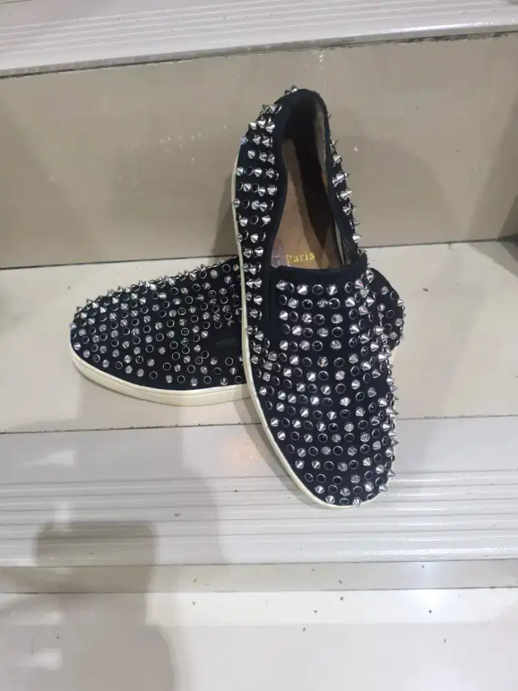 Sepatu merk Christian Louboutin ukuran 40 warna Hitam