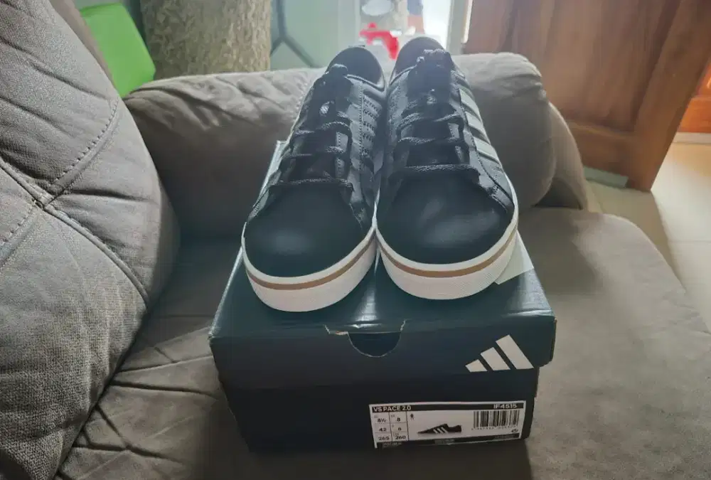 New Adidas lifestyle men black
Size 42
Box