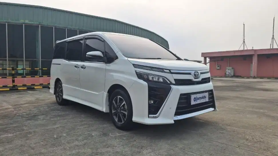 Cash dan Credit Toyota Voxy AT 2018 CBF