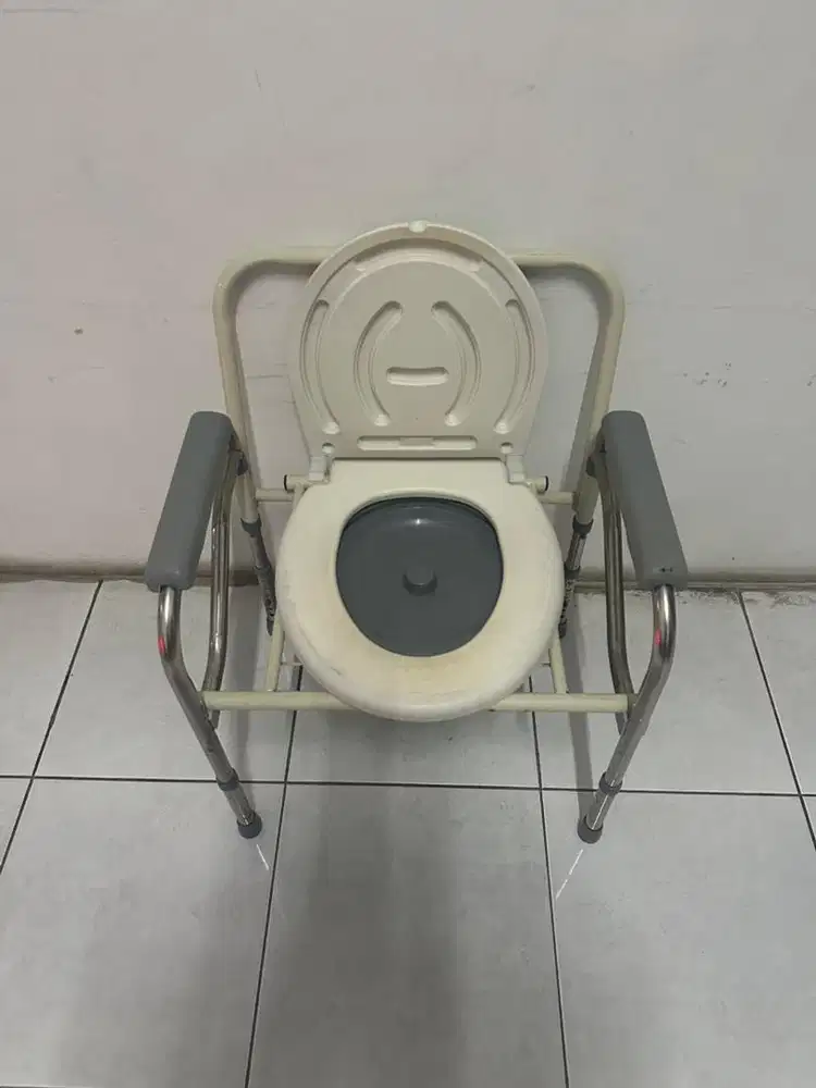 Kursi BAB Lansia