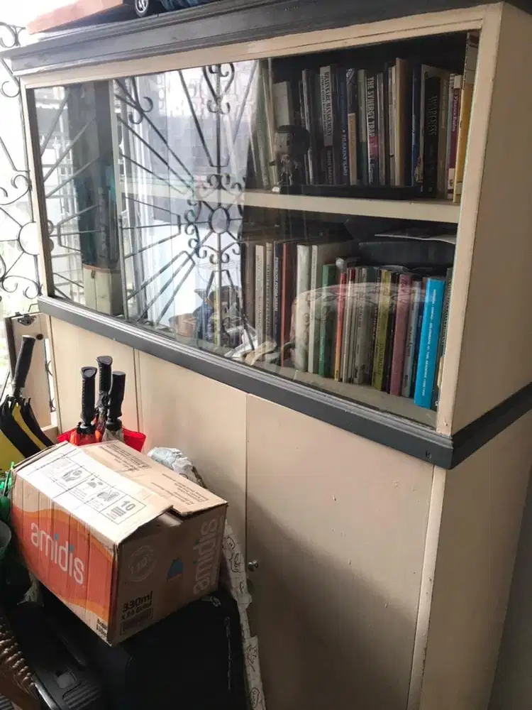 Lemari Buku Warna Putih