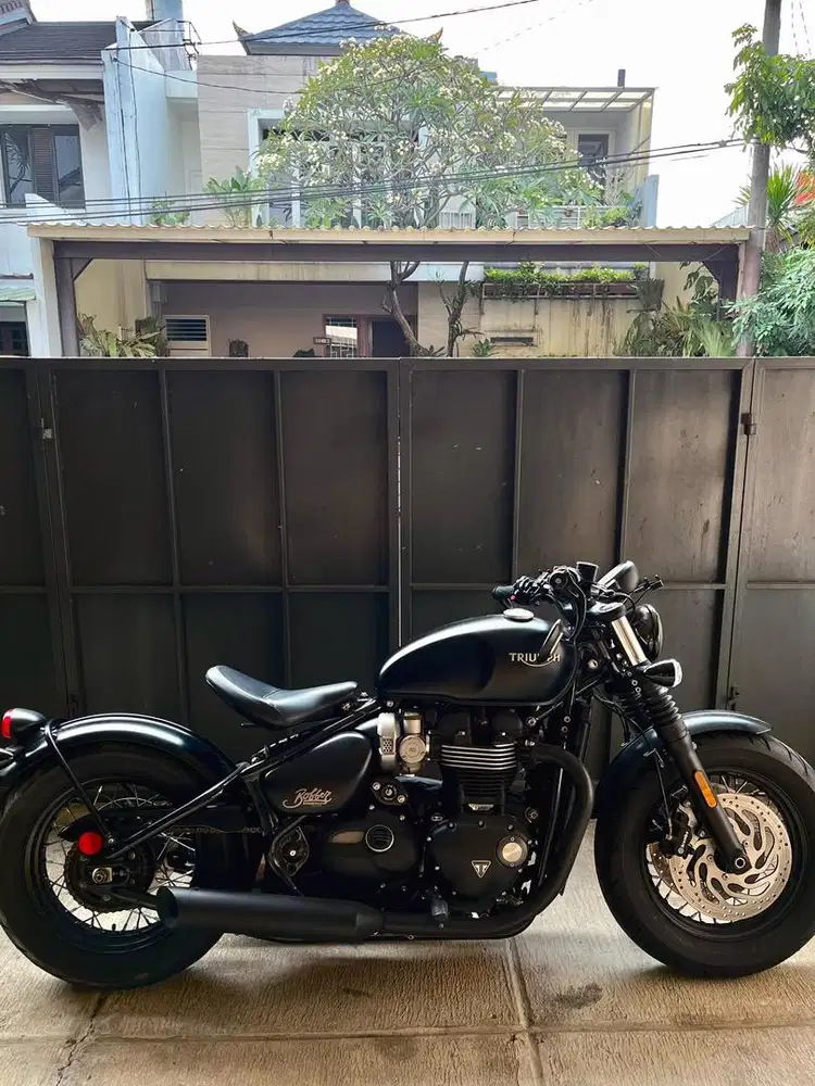 Triumph bobber bonneville black matte