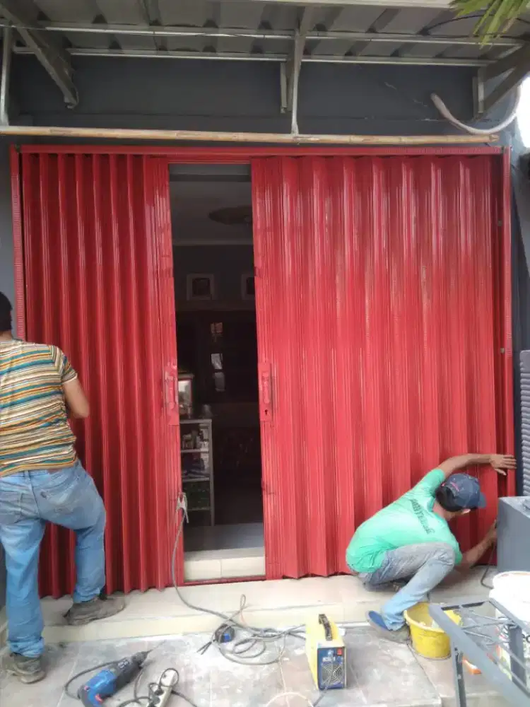 Rolling door folding gate