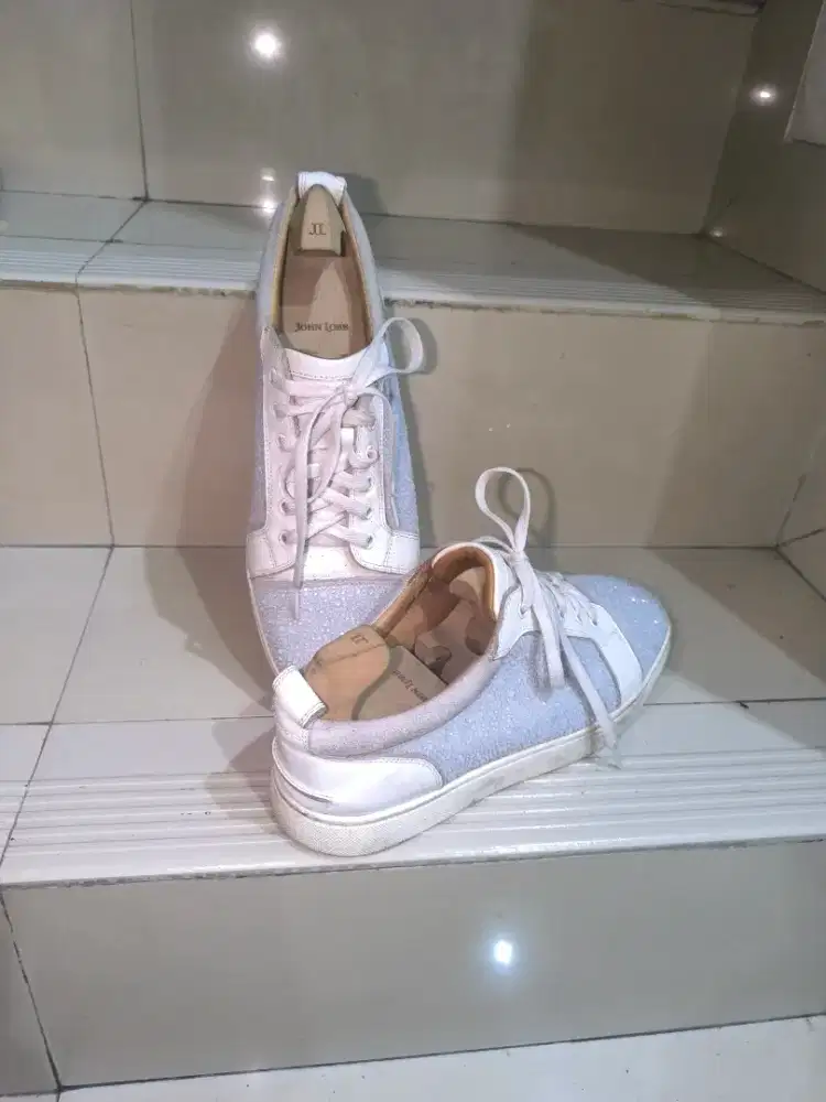 Sepatu merk Christian Louboutin
