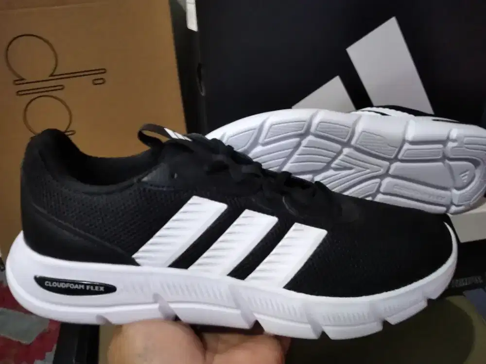 Sepatu Adidas hitam run sizs 41 dan 42 ori murah