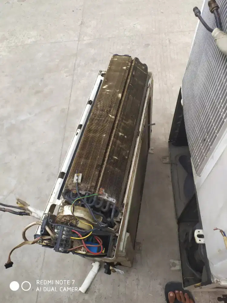 SERVICE DAN PEMASANGAN AC