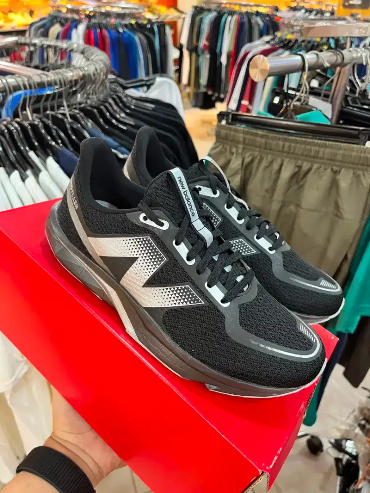 Sepatu hitam new balance run size 42 murah