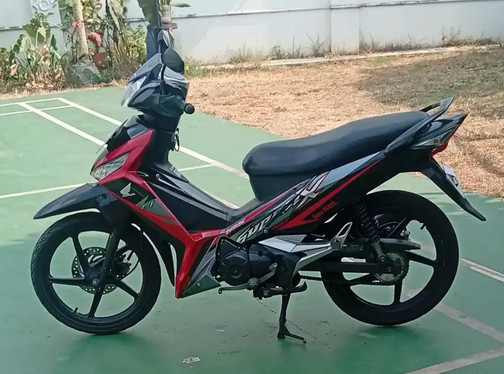 Di jual Supra x 125 FI merah hitam.