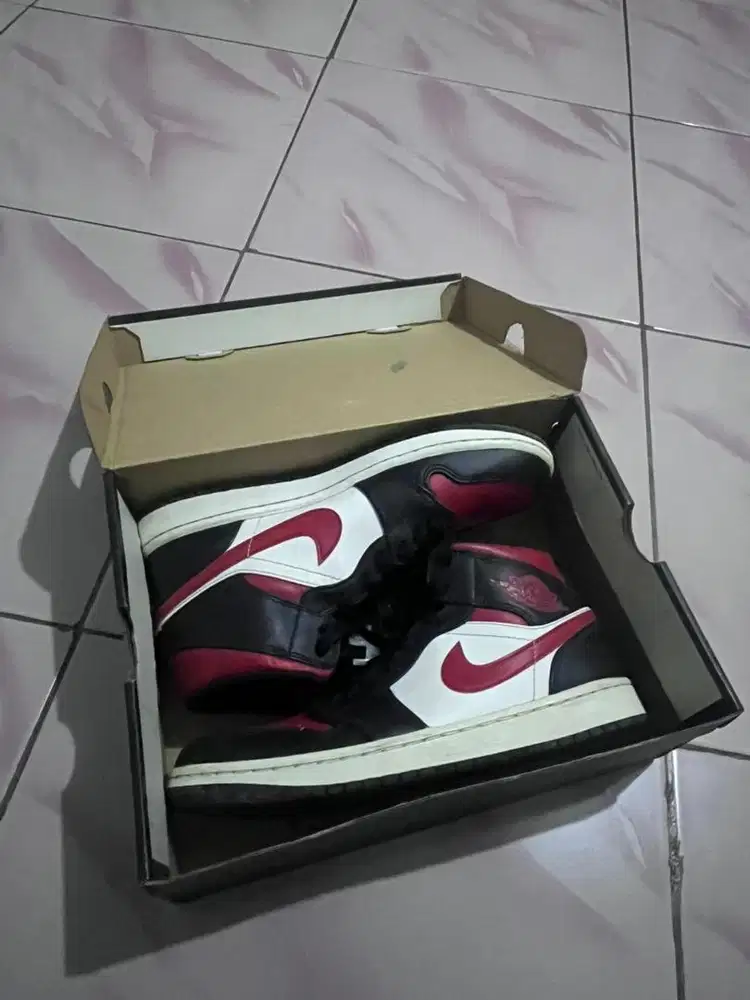Air jordan 1 mid Ukuran 42,5