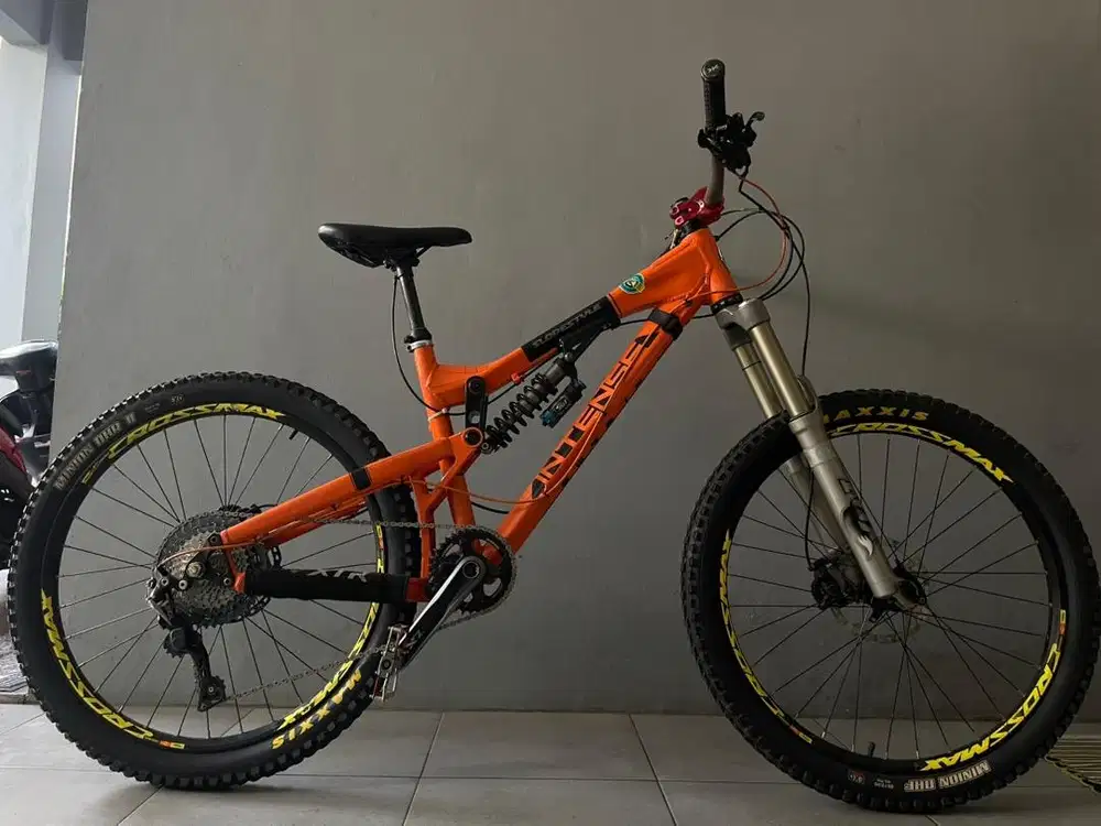 Full sus enduro , downhill sepeda gunung intense USA