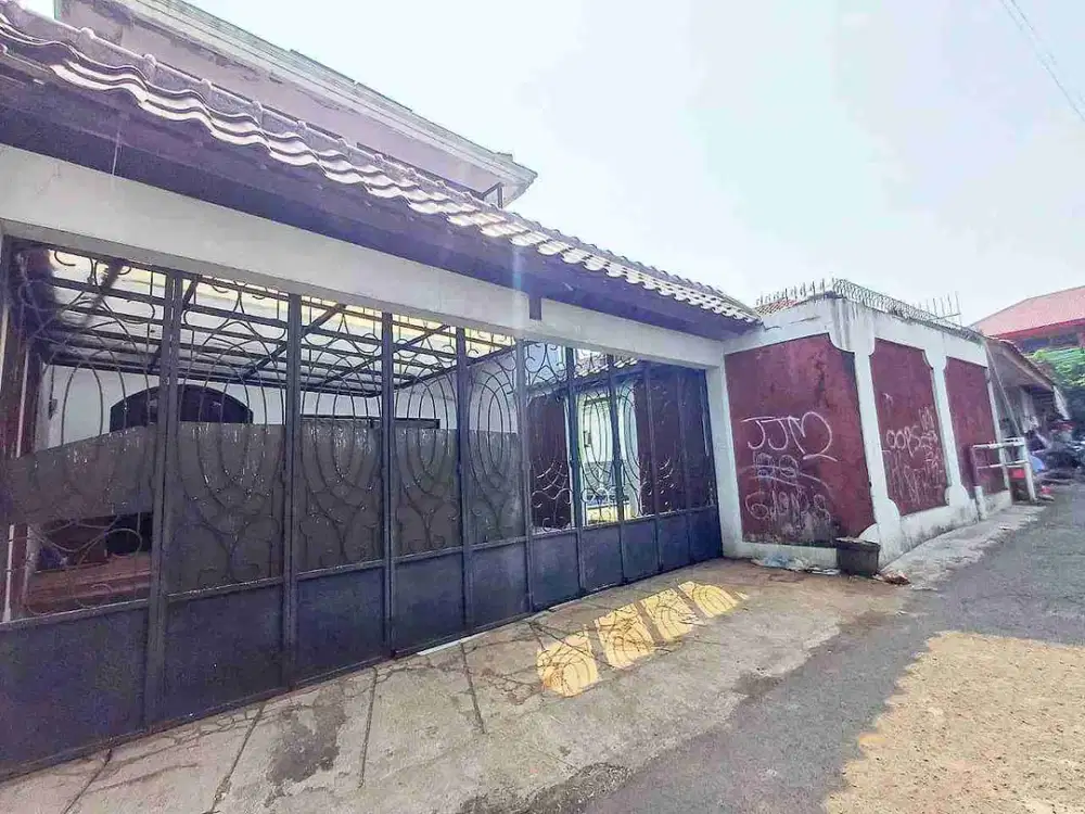 RUMAH NON CLUSTER + KOLAM RENANG PRIBADI DI JAGAKARSA, JAKARTA SELATAN