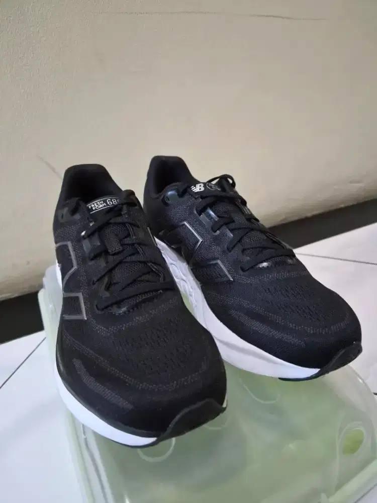 Sepatu Running New Balance 680 Black and White, Size 41