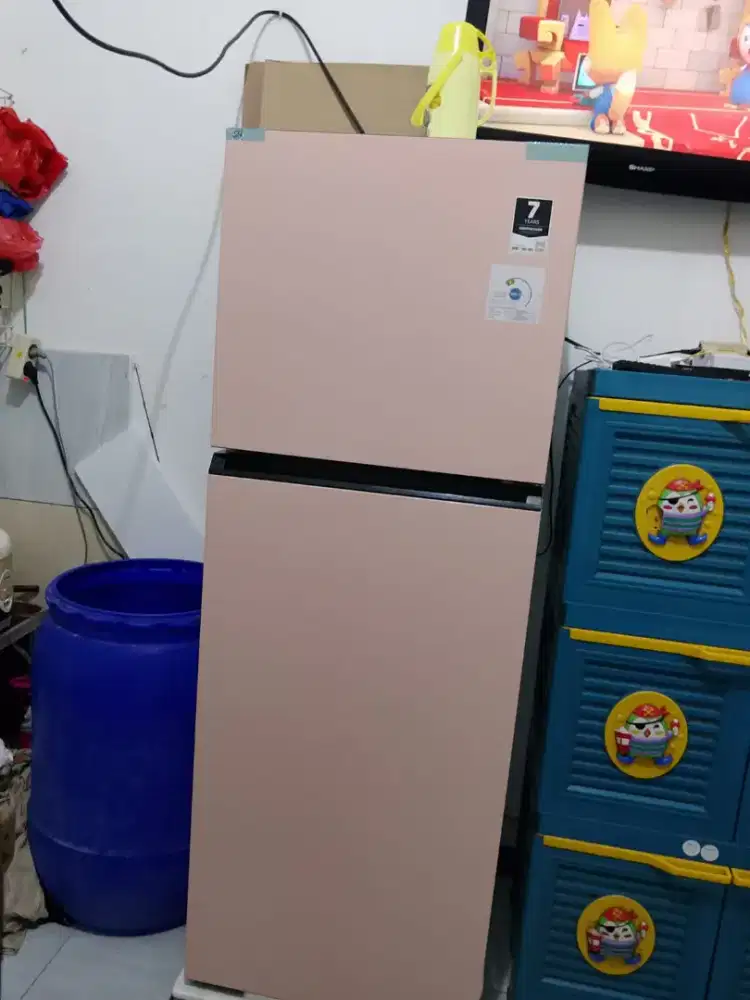 Kulkas 2 pintu merk Aqua