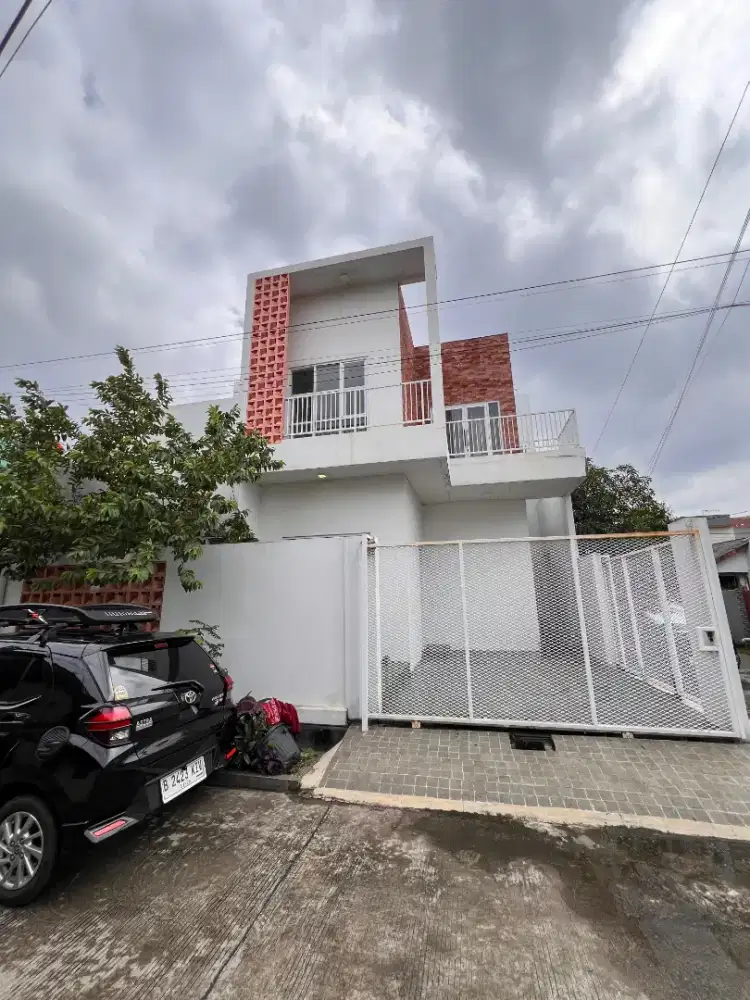Rumah 2 lantai spek bata merah desain modern di pesona anggrek