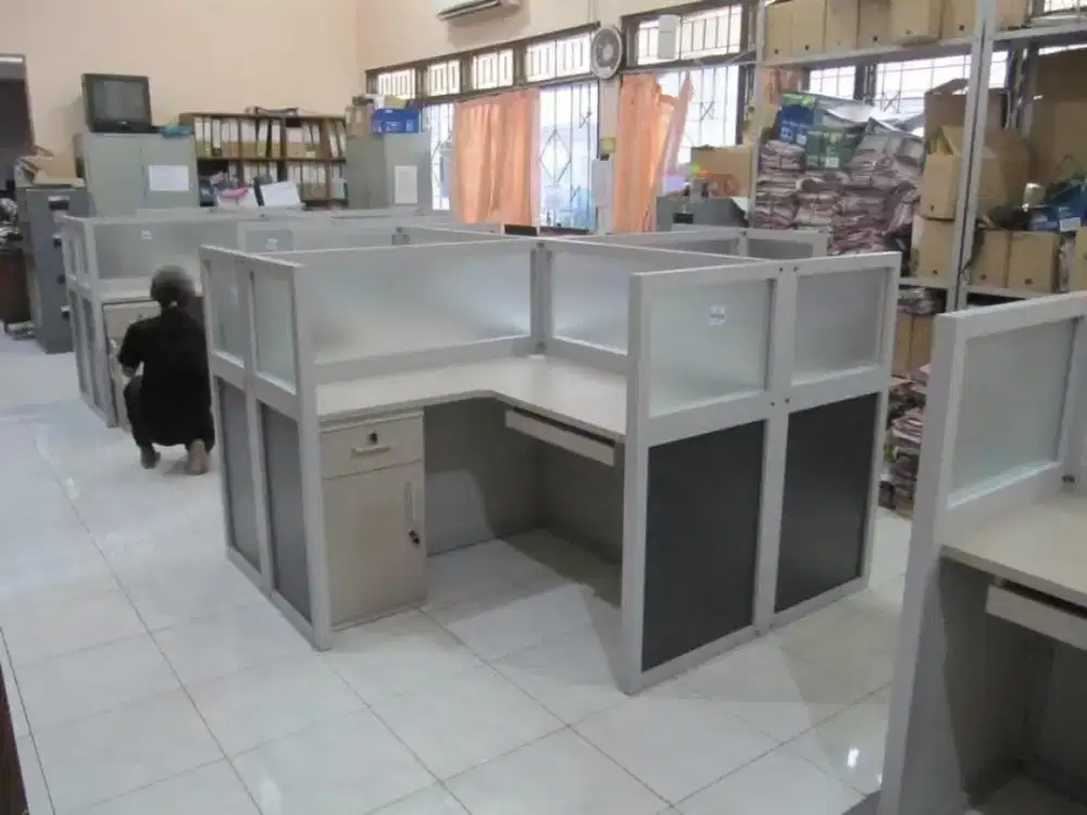Meja kantor penyekat