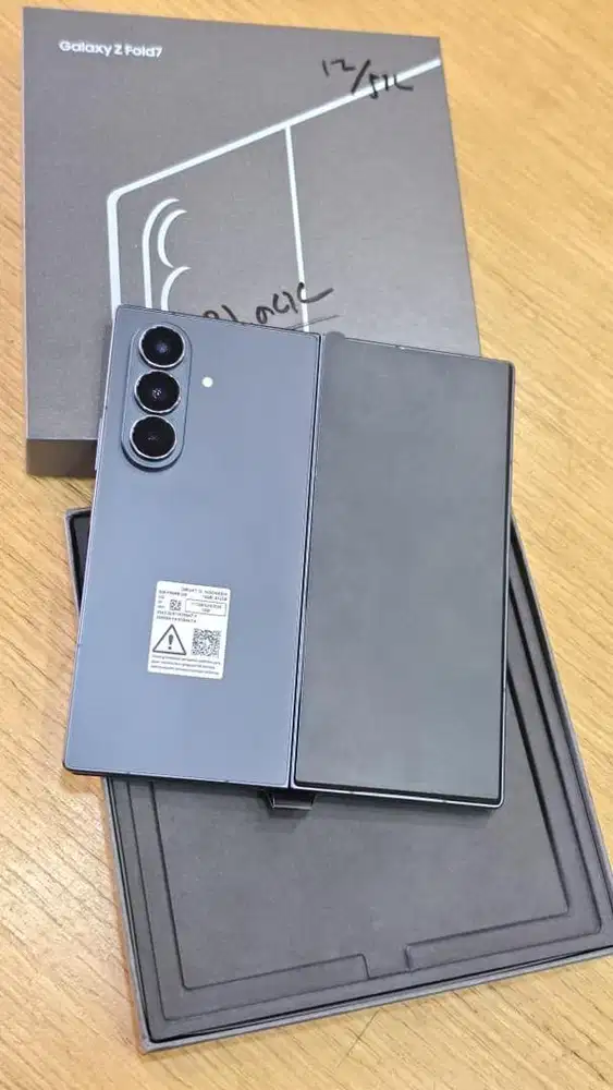 Samsung Z Fold 7 5G 12/512 gb garansi aktif sampai November 2026