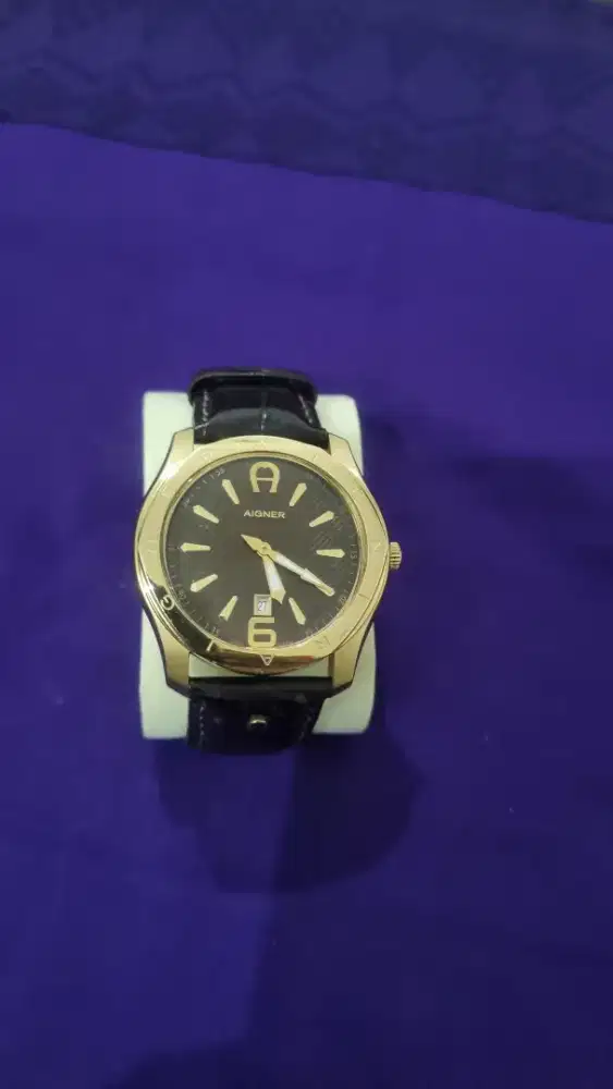 Jam Aigner pria
