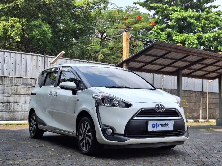 Cash dan Credit Toyota Sienta AT 2016 EYR