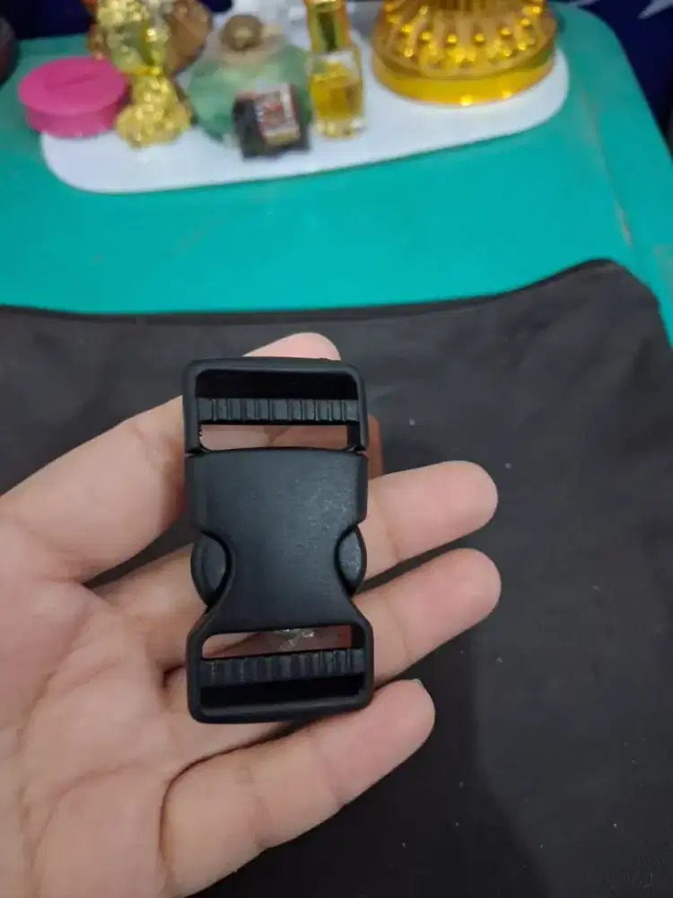 Kunci sodok warna
Hitam berbahan plastik
Limited edition
Barang terawa