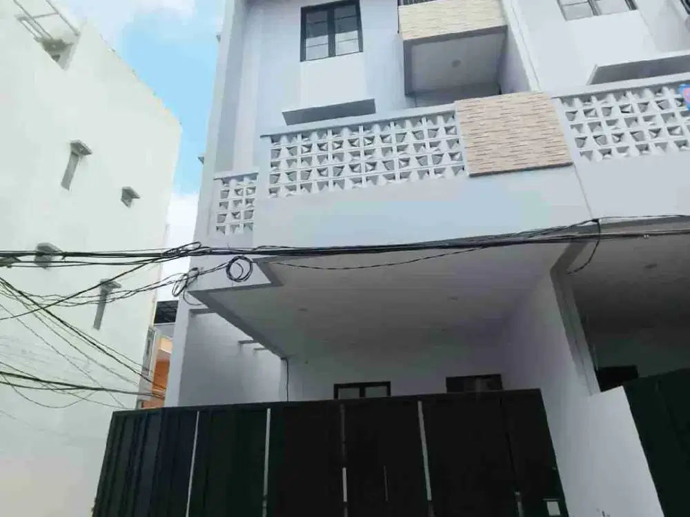 Brand New House Taman Ratu 3 Lantai 3+1 KT Hadap timur row jalan 2 mobil lega