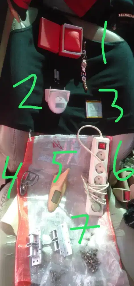 Di jual semua macam peralatan   ,di foto ada lampu,colokan listrik