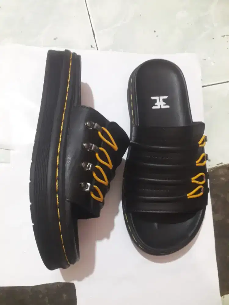 Sendal slip hitam