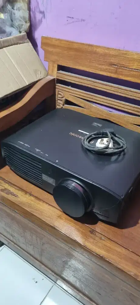 proyektor Panasonic PT-AE8000 3D Full HD dirancang untuk home theater
