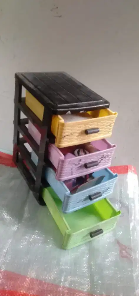 Di jual laci kecil ,lemari kecil  untuk simpan barang2 kecil di meja