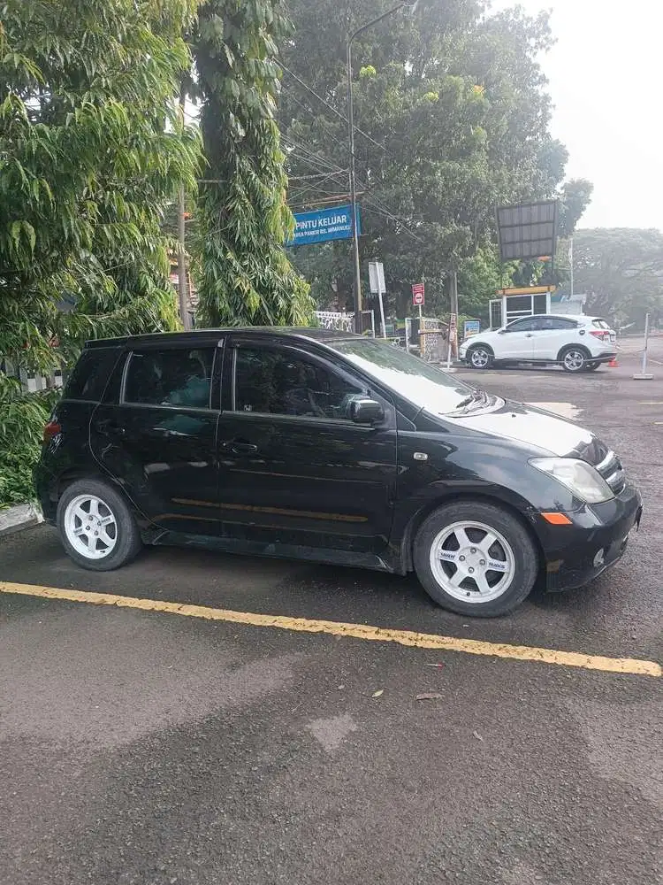 Toyota ist 2003 Bensin