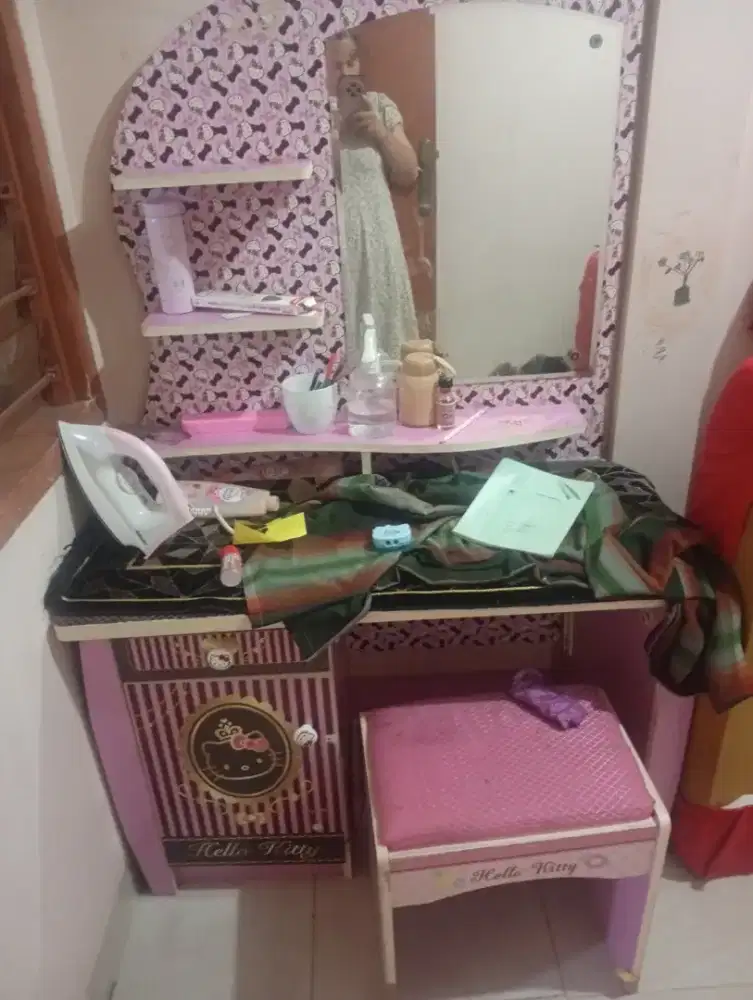 Dijual meja rias hello kitty anak pink