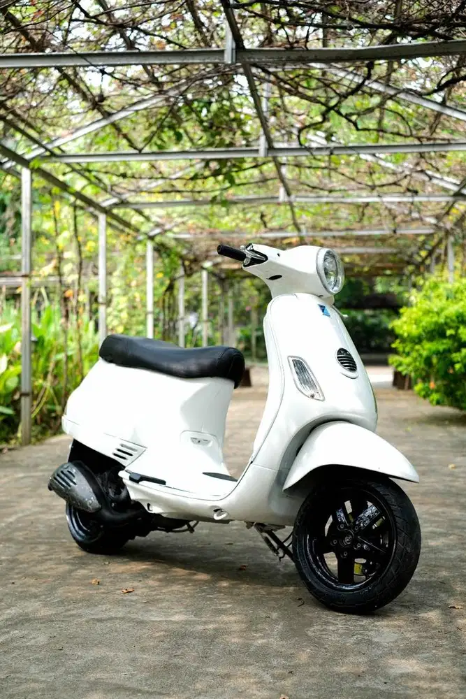 PIAGGIO VESPA LX 150 2VIE INJEKSI 2011 MURAH BERGARANSI