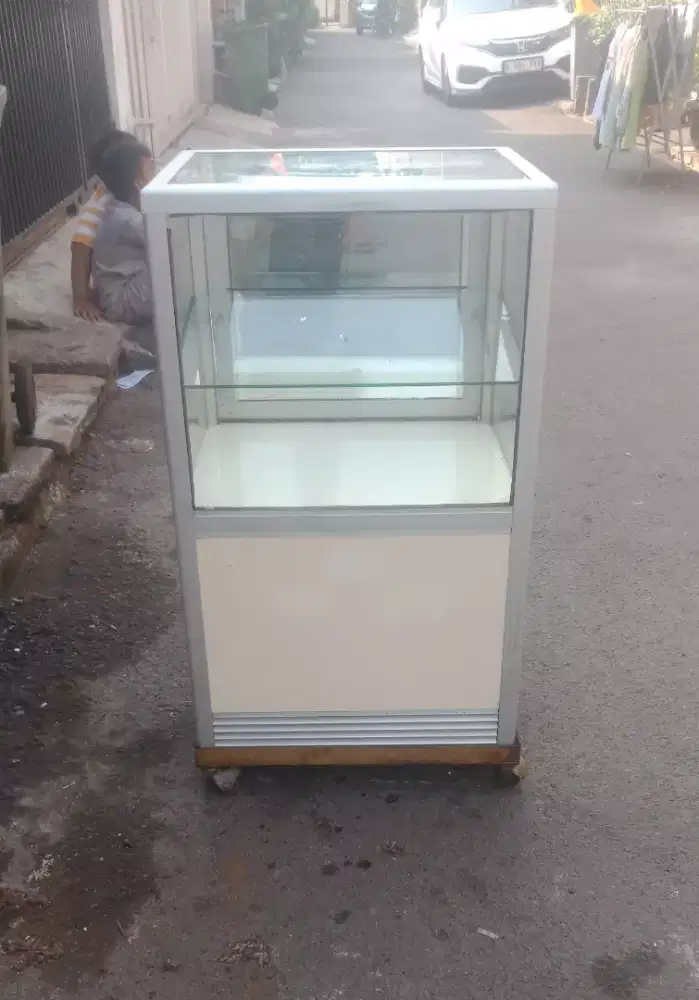 Etalase Serbaguna mulus dan lengkap