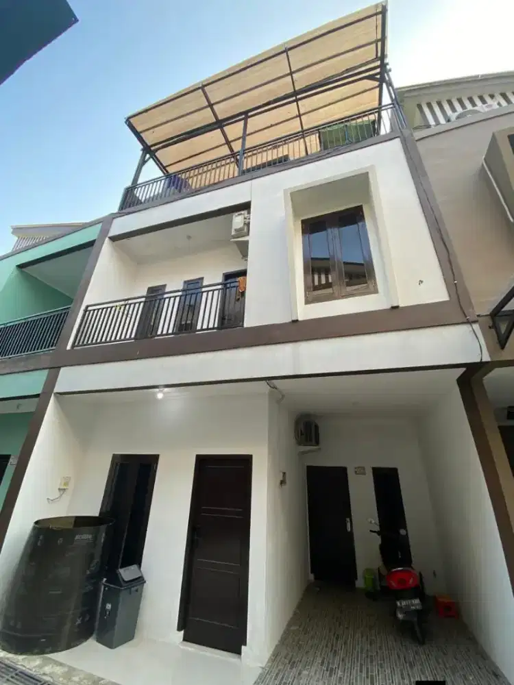 Sewakann rumah cantik bangun bru 3 lantai Jagakarsa