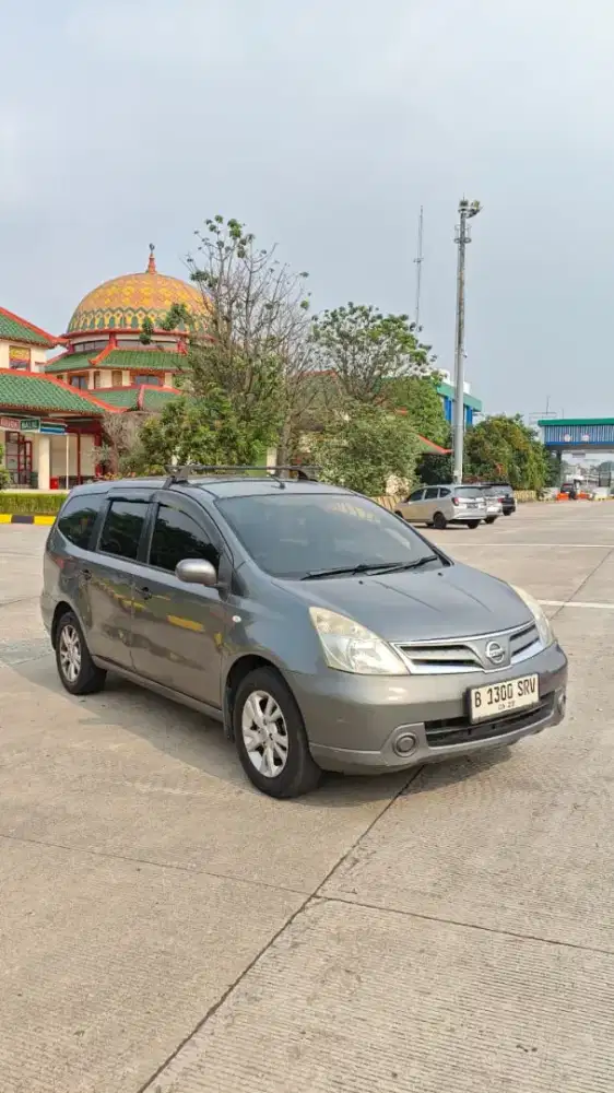 Nissan Grand Livina AT 2013