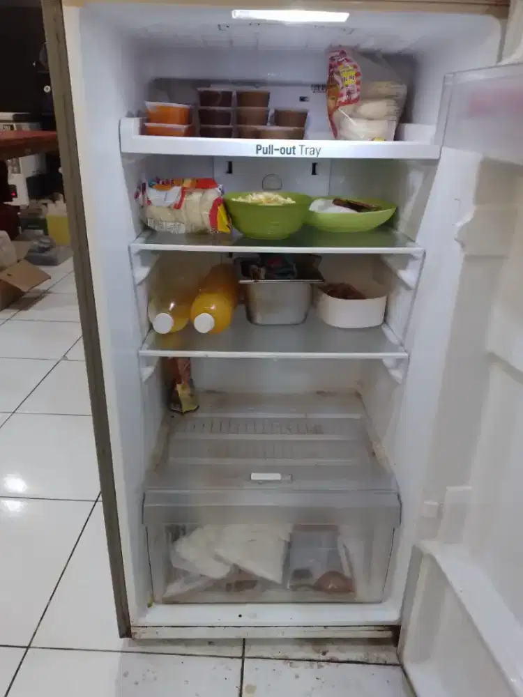 Dijual Cepat Kulkas LG 2 Pintu (Kulkas & Freezer) Inverter 200 Liter