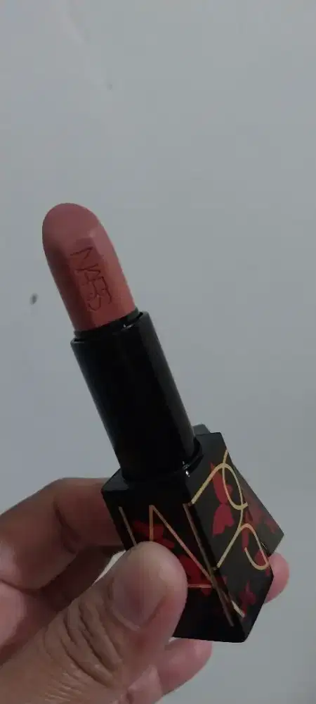 Lipstik NARS warna nude