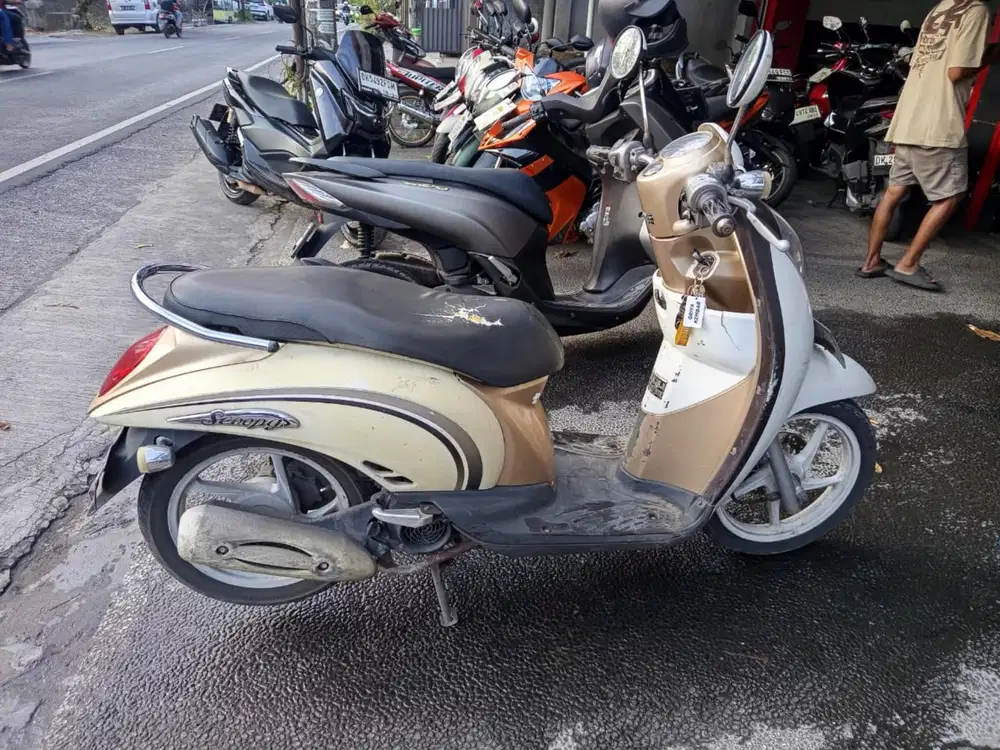 Scoopy putih Deva motor