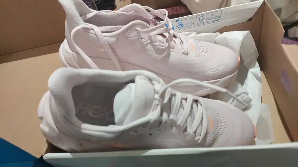 Sepatu lari cewek merk hoka Ukuran 38