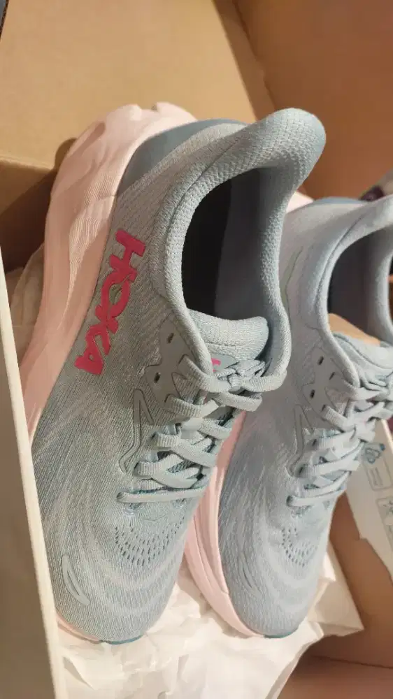 Sepatu lari cewek merk hoka Ukuran 38