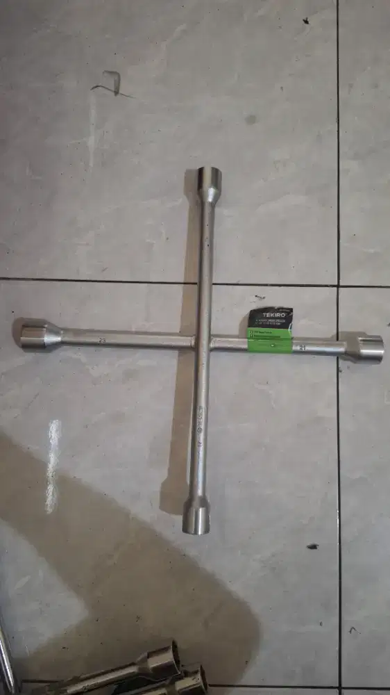 kunci roda mobil TEKIRO