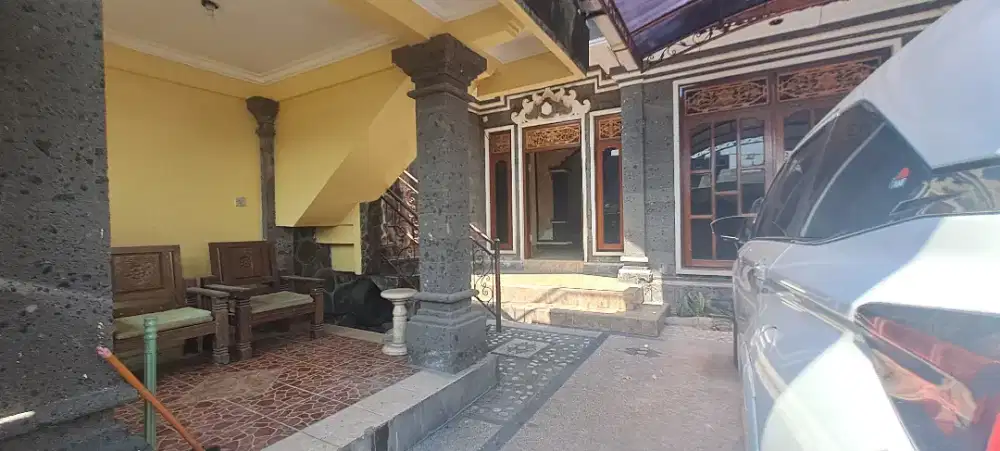 Disewakan rumah lantai 2 , 4 kamar plus carport dan backyard
