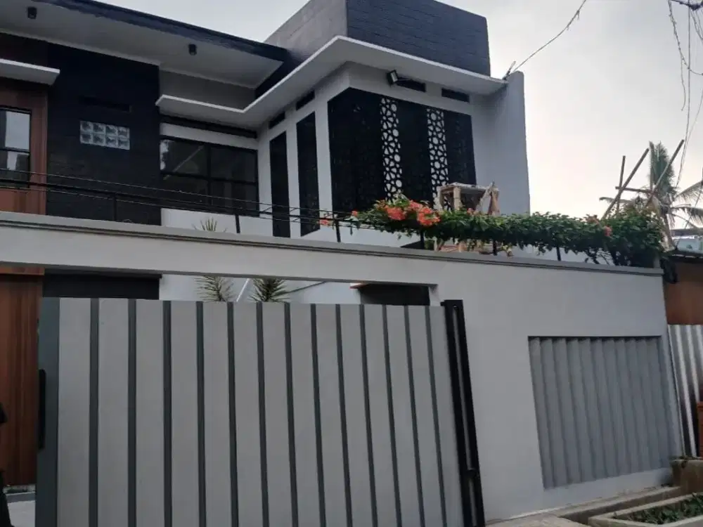 RUMAH BAGUS SIAP HUNI ADA KOLAM RENANG DI KOMPLEK SETIABUDI REGENCY