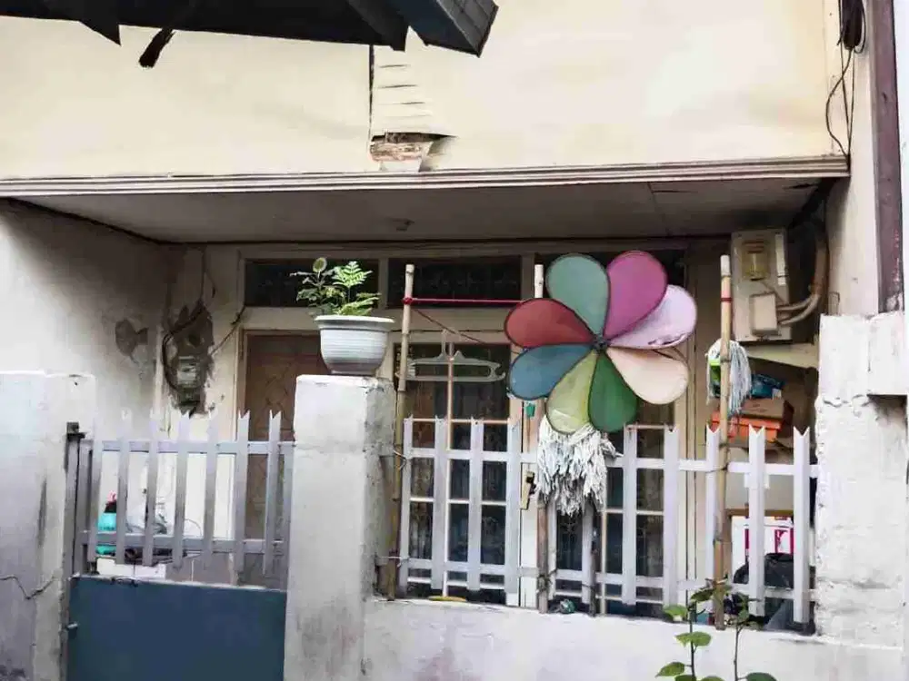 Dijual rumah 2 lantai Dwiwarna Karang Anyar