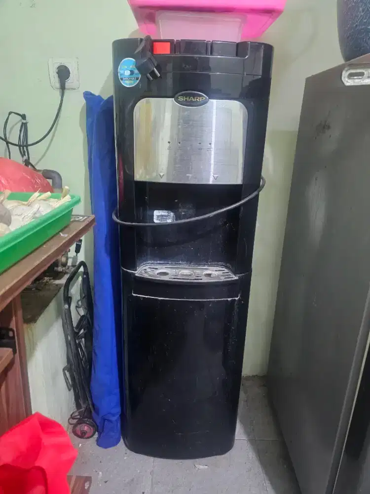 Dispenser Panas,Dingin, Normal Sharp berfungsi