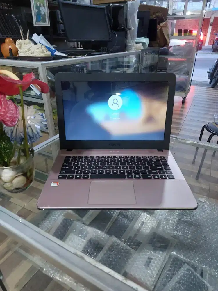 laptop asus amd A4 ( setara i3 ). Ram 12Gb. ssd 1.2TB. win11 ohs paten