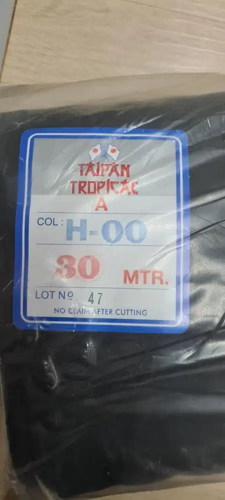 Kain taipan tropical  hitam per 0,5m bisa eceran/ gulungan